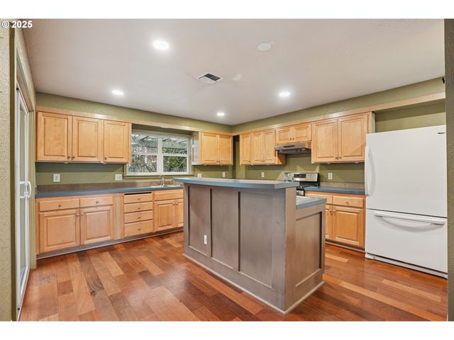 414 N 2ND St, Jefferson, OR 97352