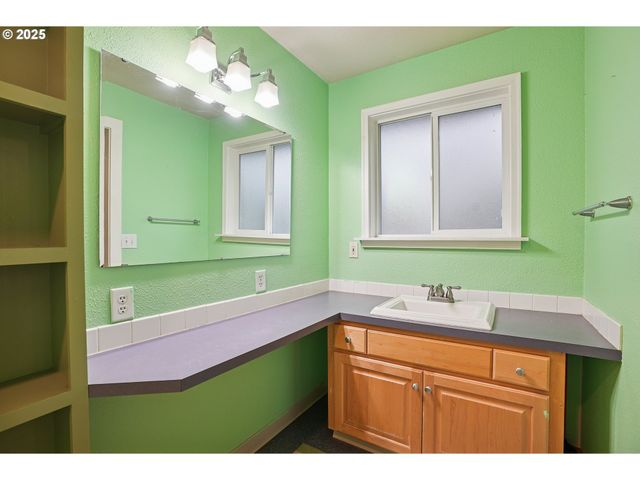 414 N 2ND St, Jefferson, OR 97352