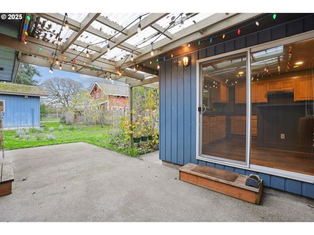 414 N 2ND St, Jefferson, OR 97352