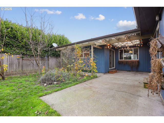 414 N 2ND St, Jefferson, OR 97352