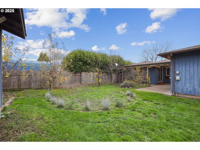 414 N 2ND St, Jefferson, OR 97352