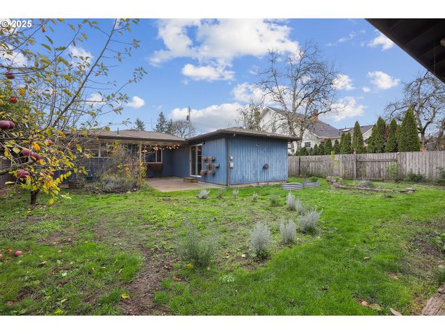 414 N 2ND St, Jefferson, OR 97352