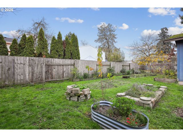 414 N 2ND St, Jefferson, OR 97352