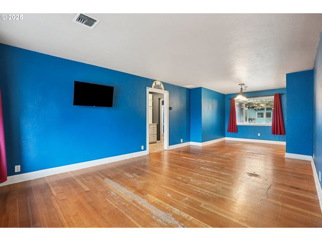 414 N 2ND St, Jefferson, OR 97352