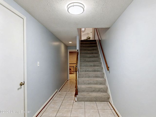 24 Gardiner Ct, Louisville, KY 40205