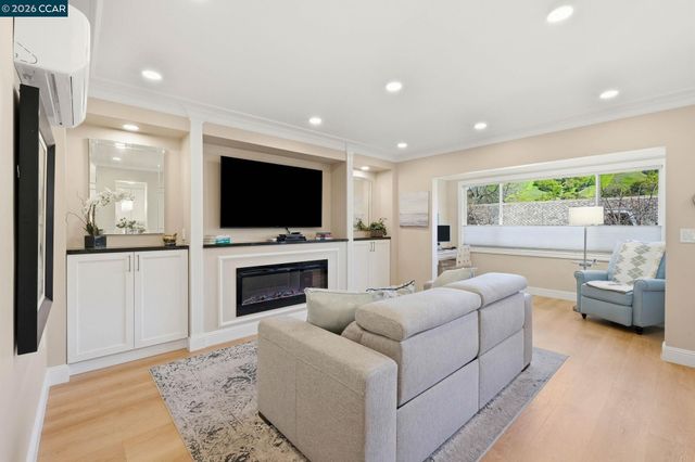 3410 Tice Creek Dr 8, Walnut Creek, CA 94595