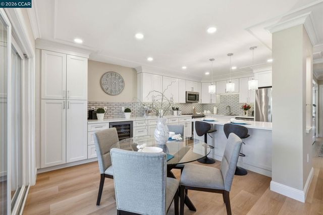 3410 Tice Creek Dr 8, Walnut Creek, CA 94595