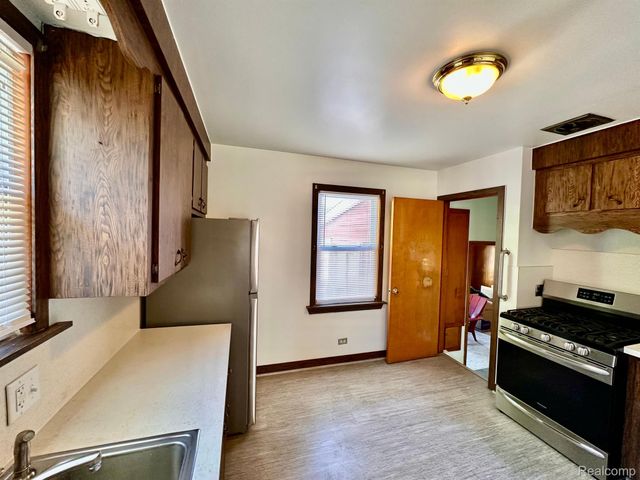 6790 WINONA Avenue, Allen Park, MI 48101