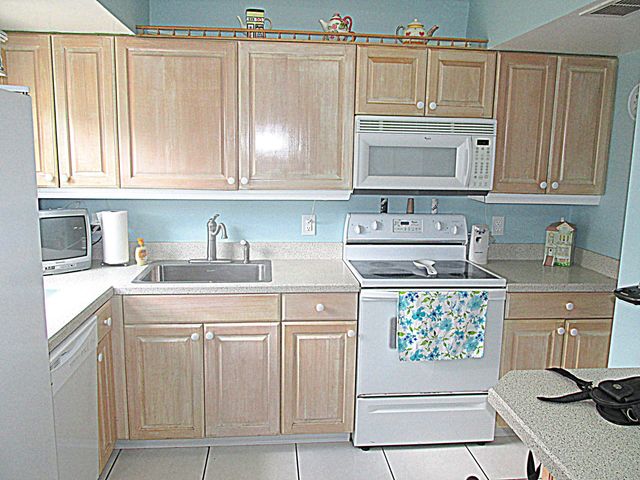 10 Colonial Club Drive 101, Boynton Beach, FL 33435