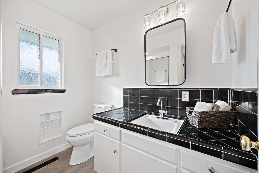 Image 22 of property listing at 1619 W San Ramon Avenue, Fresno, CA 93711