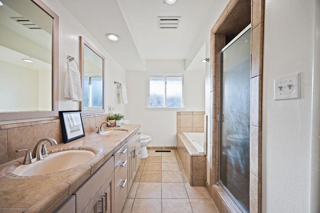 Image 27 of property listing at 1619 W San Ramon Avenue, Fresno, CA 93711