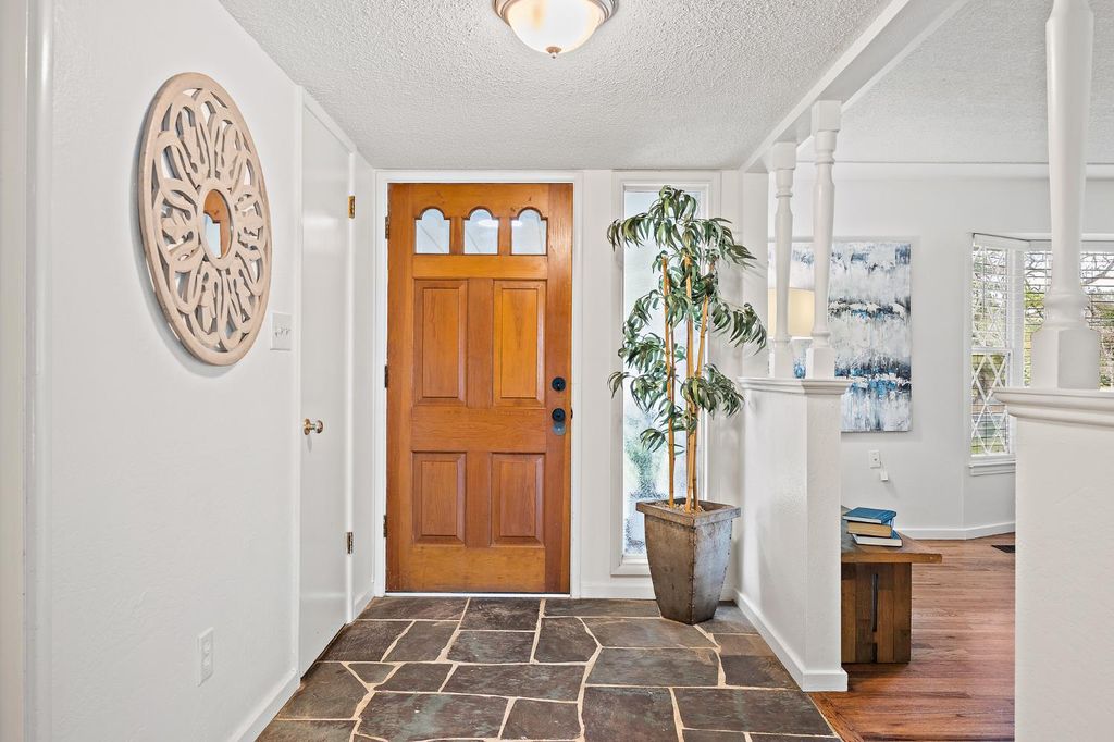 Image 4 of property listing at 1619 W San Ramon Avenue, Fresno, CA 93711