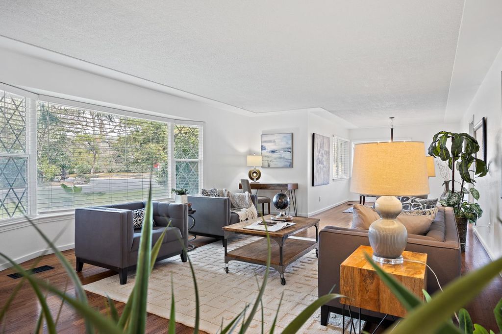 Image 5 of property listing at 1619 W San Ramon Avenue, Fresno, CA 93711