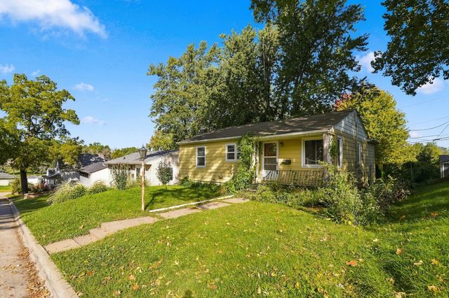 2530 Cody Street, Bettendorf, IA 52722