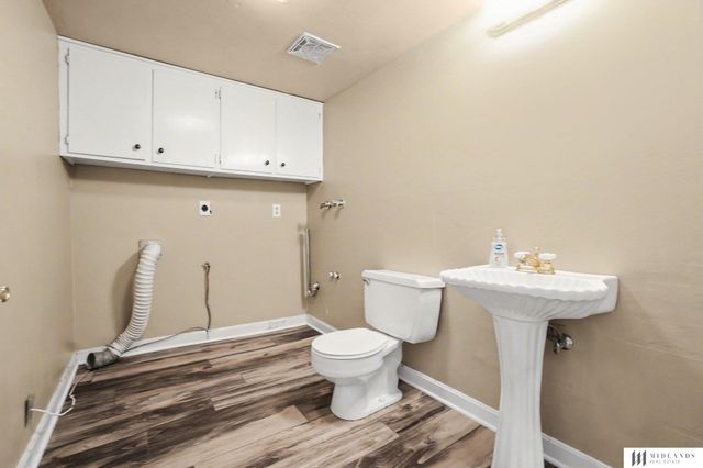 1324 Holling Drive, Omaha, NE 68144