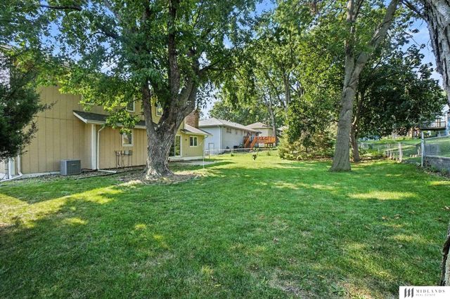 1324 Holling Drive, Omaha, NE 68144