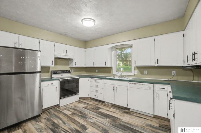 1324 Holling Drive, Omaha, NE 68144