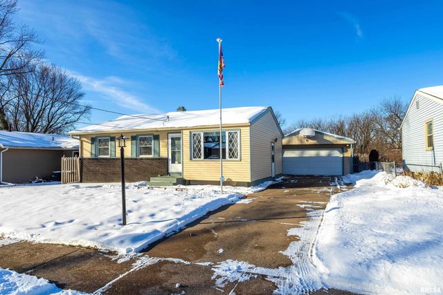 1110 HILLANDALE Road, Davenport, IA 52804