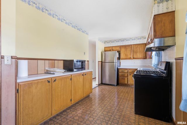 1110 HILLANDALE Road, Davenport, IA 52804