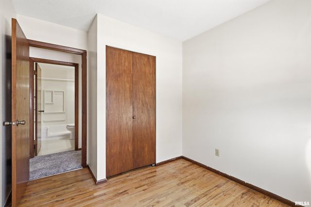 1110 HILLANDALE Road, Davenport, IA 52804