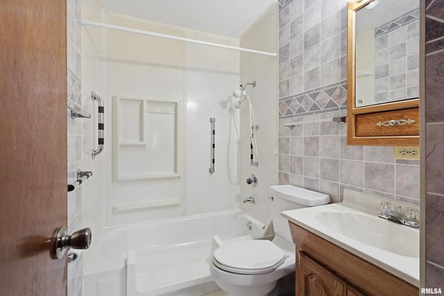 1110 HILLANDALE Road, Davenport, IA 52804