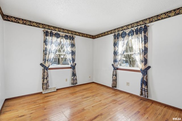 1110 HILLANDALE Road, Davenport, IA 52804