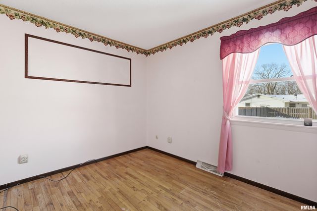 1110 HILLANDALE Road, Davenport, IA 52804