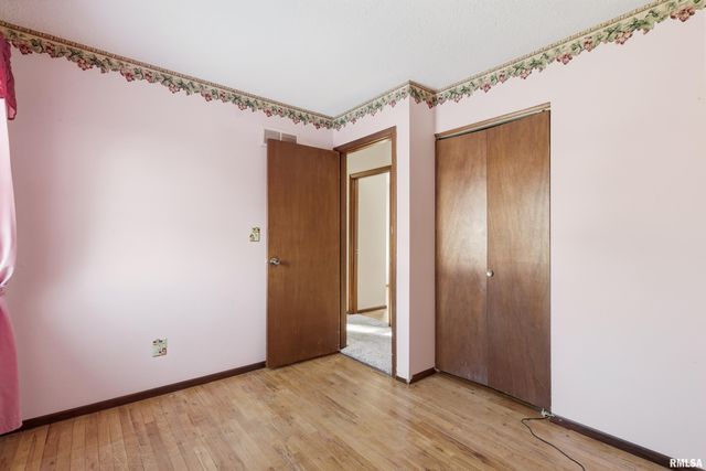 1110 HILLANDALE Road, Davenport, IA 52804