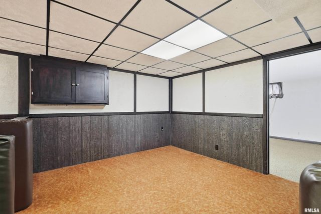 1110 HILLANDALE Road, Davenport, IA 52804