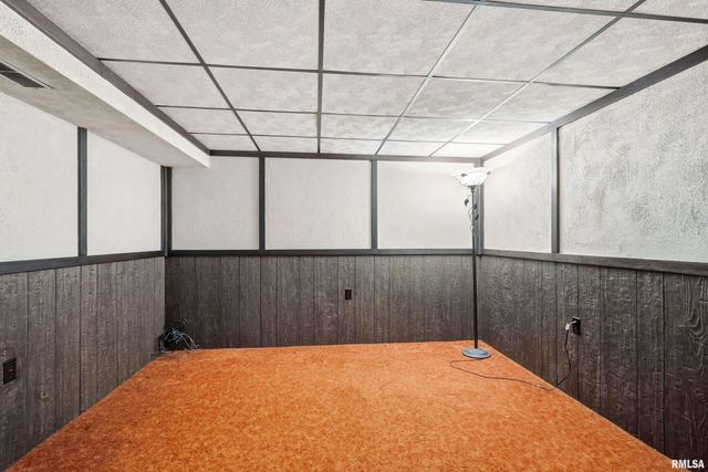 1110 HILLANDALE Road, Davenport, IA 52804