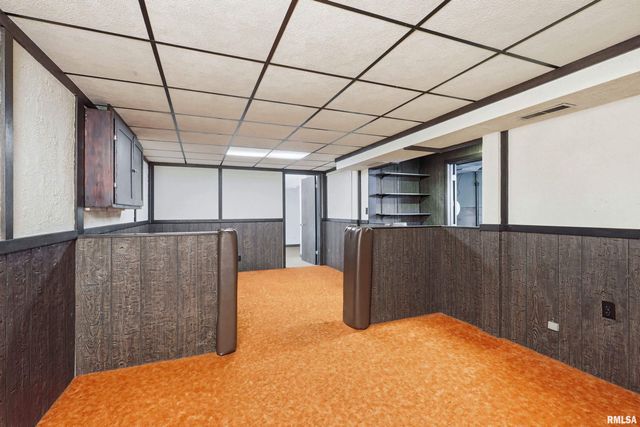 1110 HILLANDALE Road, Davenport, IA 52804