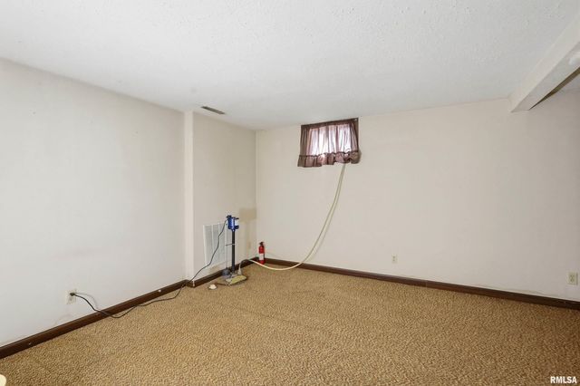 1110 HILLANDALE Road, Davenport, IA 52804