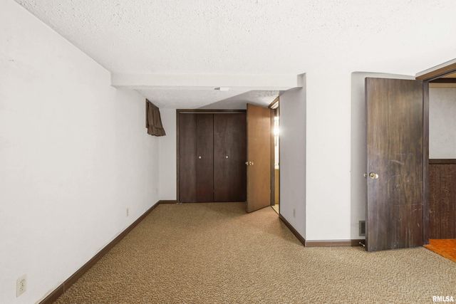 1110 HILLANDALE Road, Davenport, IA 52804