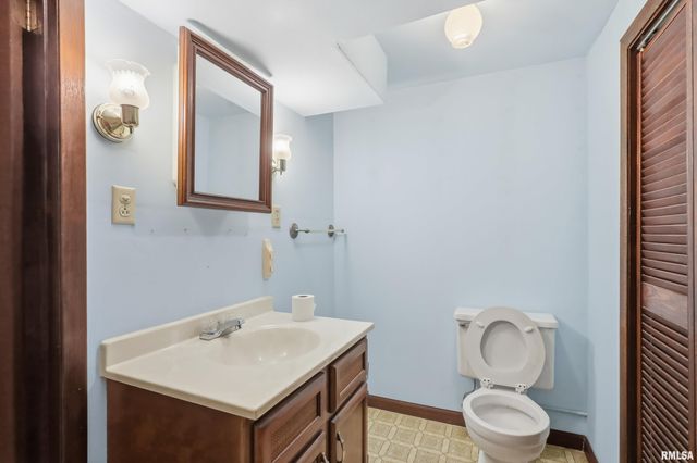 1110 HILLANDALE Road, Davenport, IA 52804