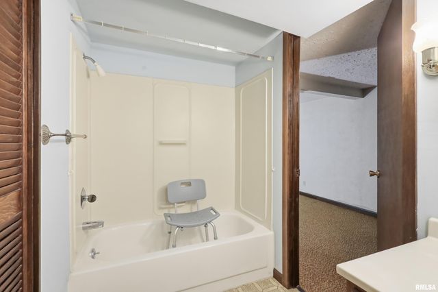 1110 HILLANDALE Road, Davenport, IA 52804