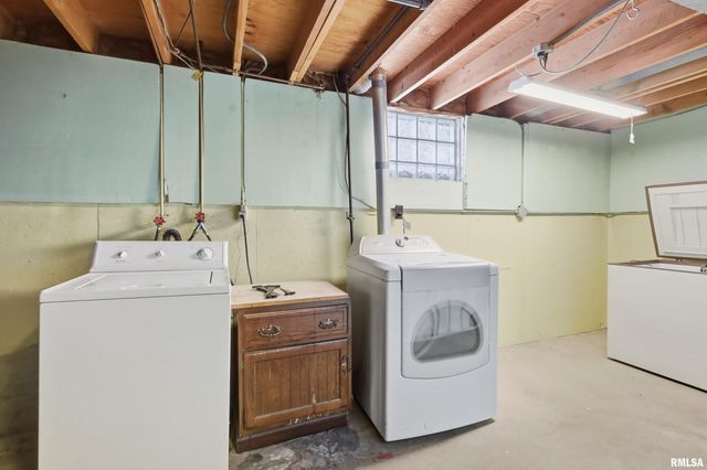 1110 HILLANDALE Road, Davenport, IA 52804