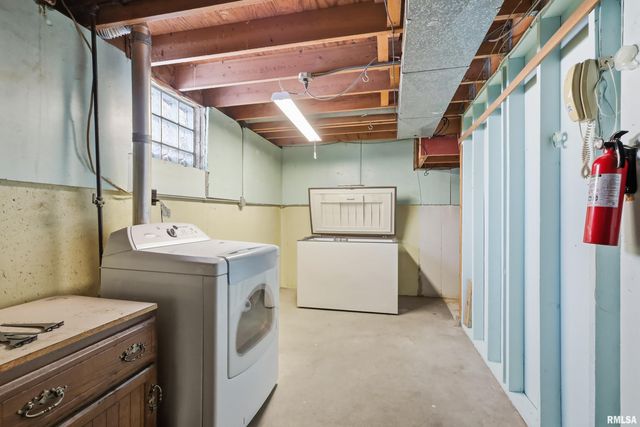 1110 HILLANDALE Road, Davenport, IA 52804