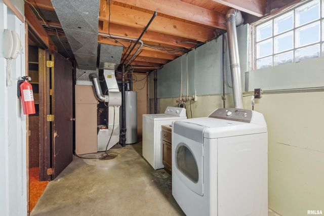 1110 HILLANDALE Road, Davenport, IA 52804