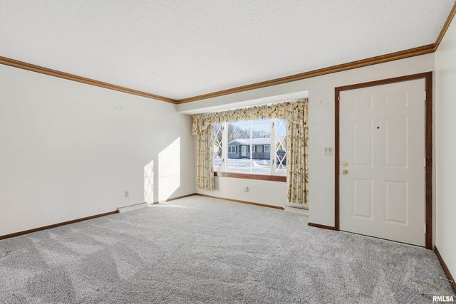 1110 HILLANDALE Road, Davenport, IA 52804