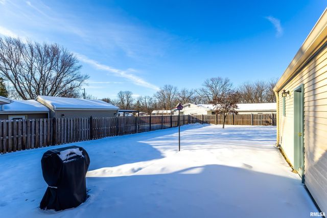 1110 HILLANDALE Road, Davenport, IA 52804