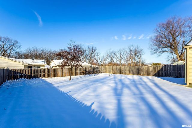 1110 HILLANDALE Road, Davenport, IA 52804