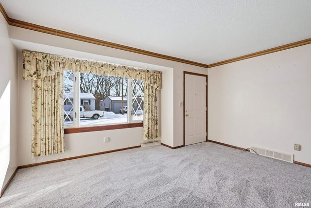 1110 HILLANDALE Road, Davenport, IA 52804