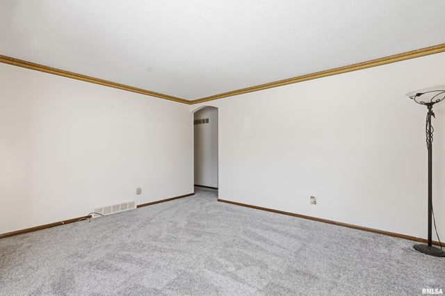 1110 HILLANDALE Road, Davenport, IA 52804