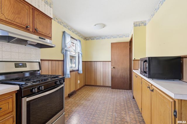 1110 HILLANDALE Road, Davenport, IA 52804