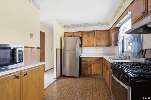 1110 HILLANDALE Road, Davenport, IA 52804