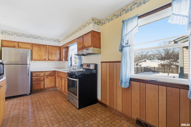 1110 HILLANDALE Road, Davenport, IA 52804