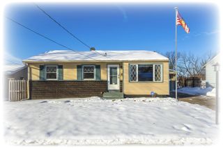 1110 HILLANDALE Road, Davenport, IA 52804