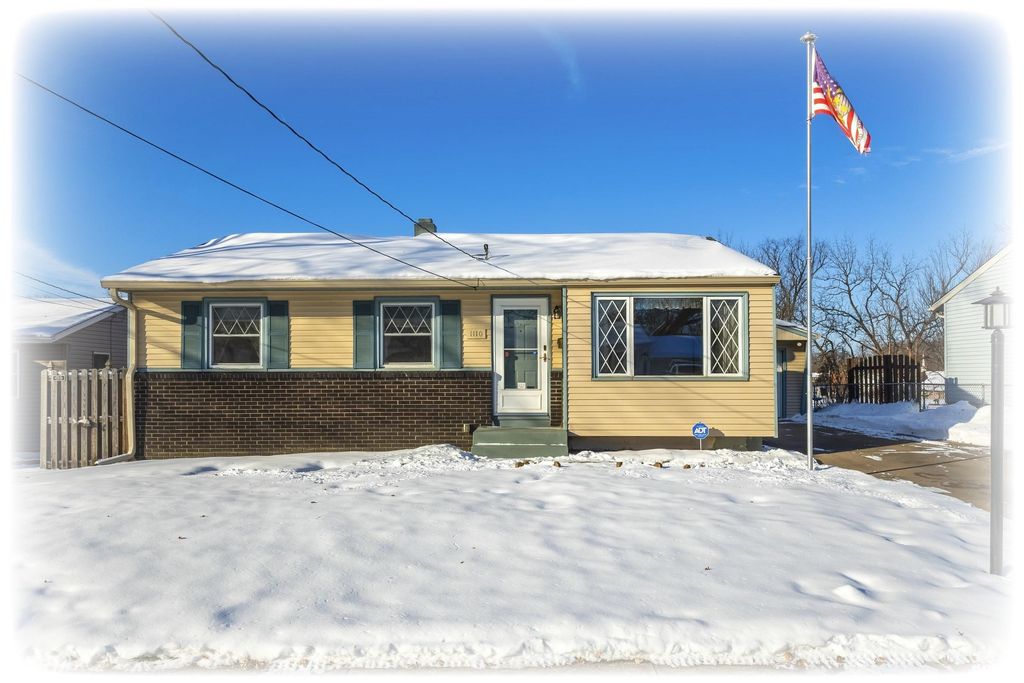 1110 HILLANDALE Road, Davenport, IA 52804