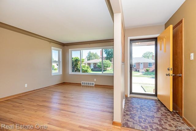 8272 Racine Road, Warren, MI 48093