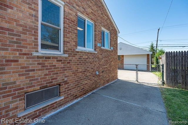 8272 Racine Road, Warren, MI 48093